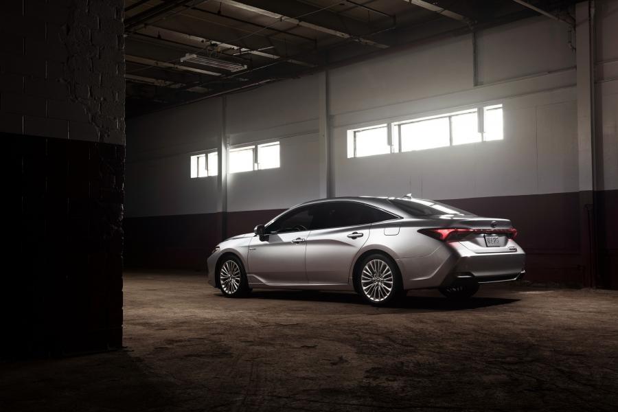  Toyota Avalon Hybrid Limited 2018 года  (фото 3 из 34)